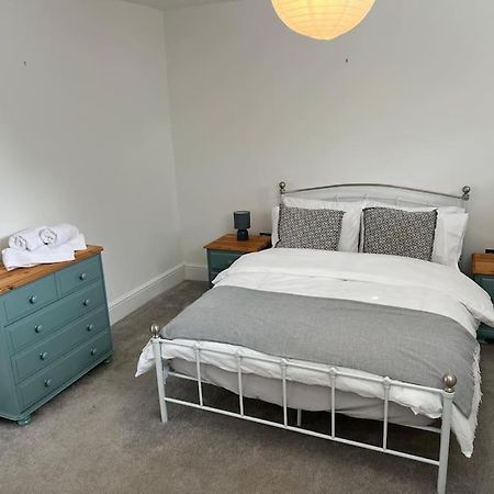 2 Bedroom Cottage In Old Town Суиндон Экстерьер фото