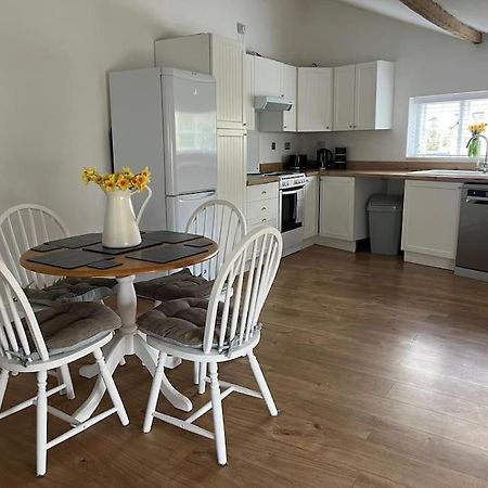 2 Bedroom Cottage In Old Town Суиндон Экстерьер фото
