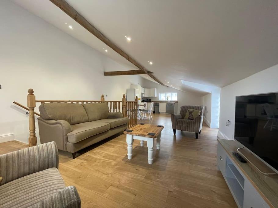 2 Bedroom Cottage In Old Town Суиндон Экстерьер фото