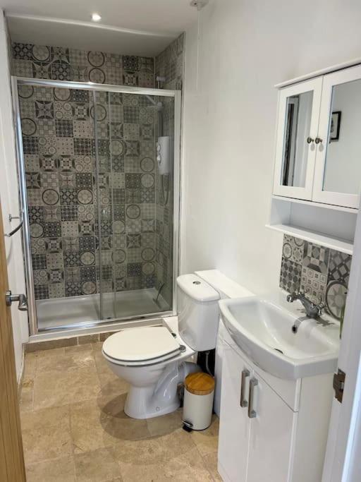 2 Bedroom Cottage In Old Town Суиндон Экстерьер фото
